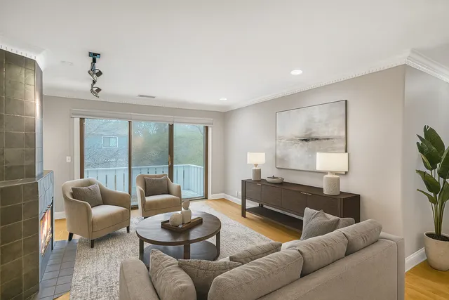 $2,300 | 263 Driftwood Lane, Unit 2D, Schaumburg, IL 60193