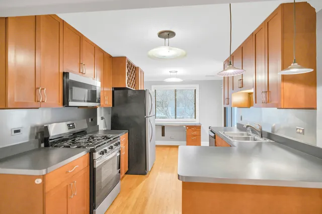 $2,300 | 263 Driftwood Lane, Unit 2D, Schaumburg, IL 60193