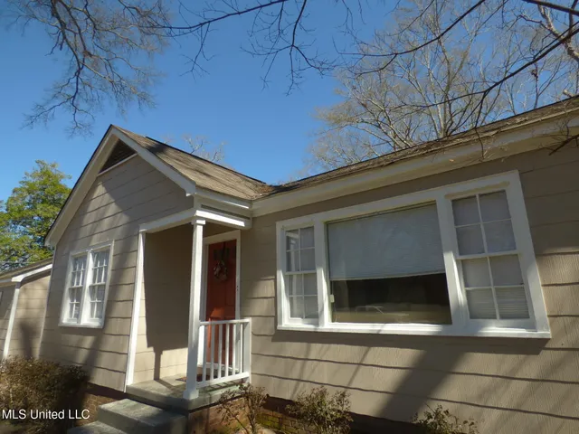 $1,300 | 403 South Laurel Street, Summit, MS 39666