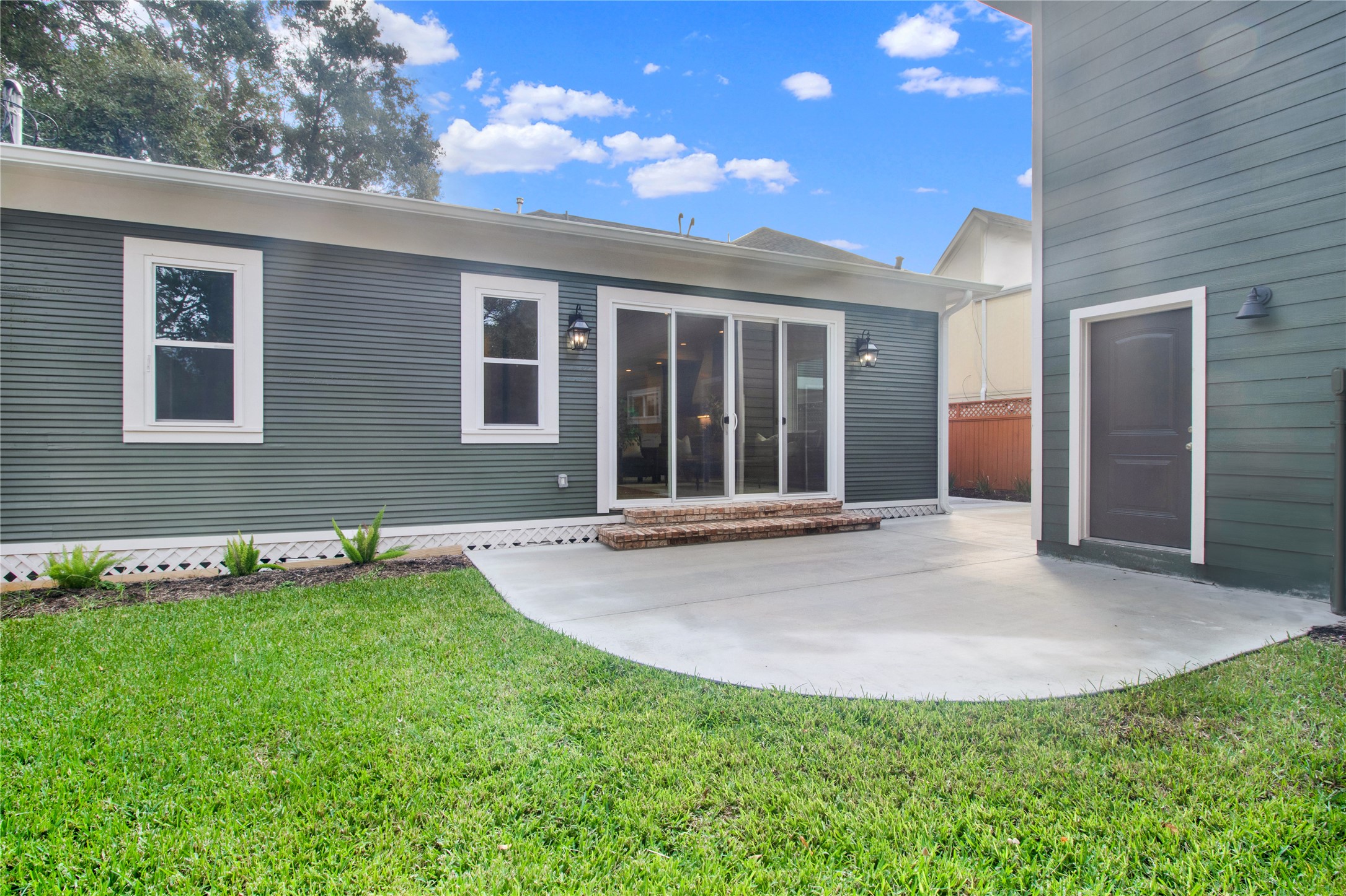 1535 Rutland Street Houston, TX 77008 - Photo 43 of 50 a view of an house with backyard space and garden