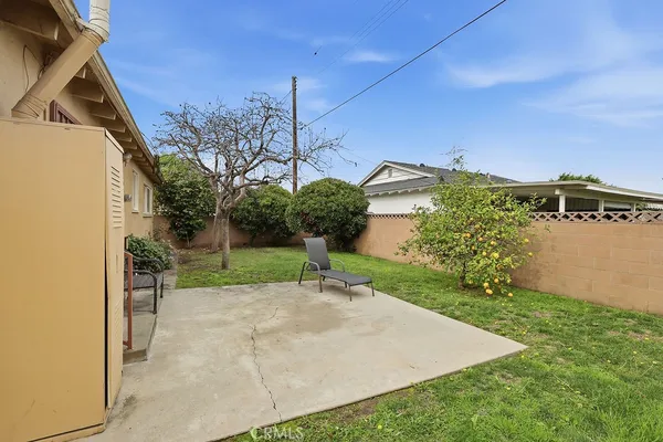 a view of a back yard of the house