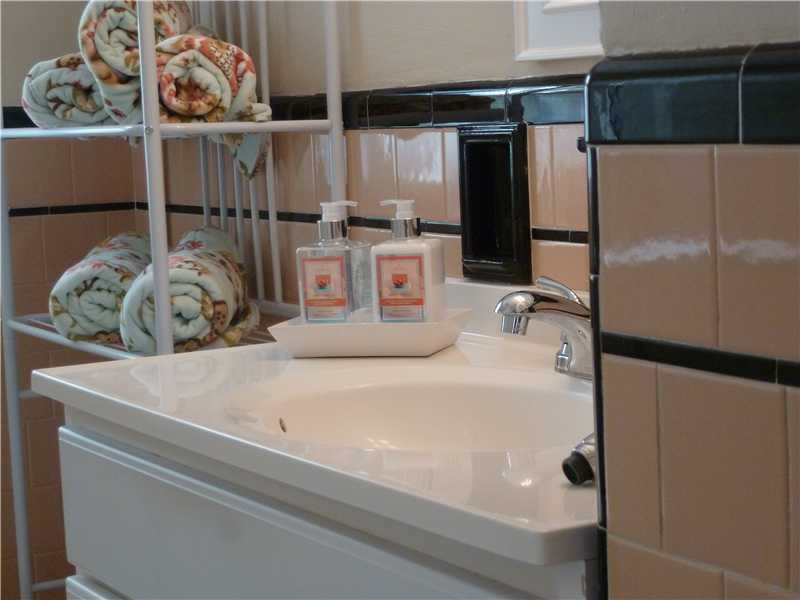 12 Intervale Road Cranston, RI 02910 - Photo 20 of 25 Bathroom.
