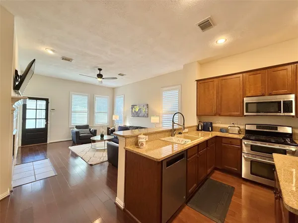 $2,400 | 98 West Montfair Boulevard, The Woodlands, TX 77382
