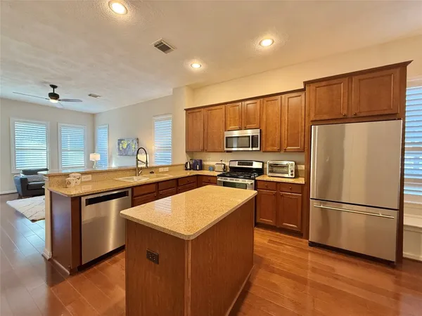 $2,400 | 98 West Montfair Boulevard, The Woodlands, TX 77382