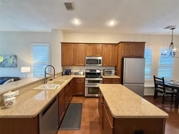 $2,400 | 98 West Montfair Boulevard, The Woodlands, TX 77382