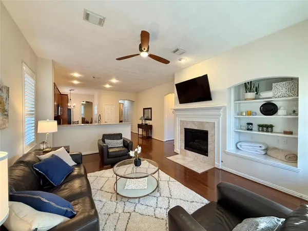 $2,400 | 98 West Montfair Boulevard, The Woodlands, TX 77382
