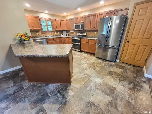 $249,000 | 2517 Cherrybark Lane, Flora, IL 62839