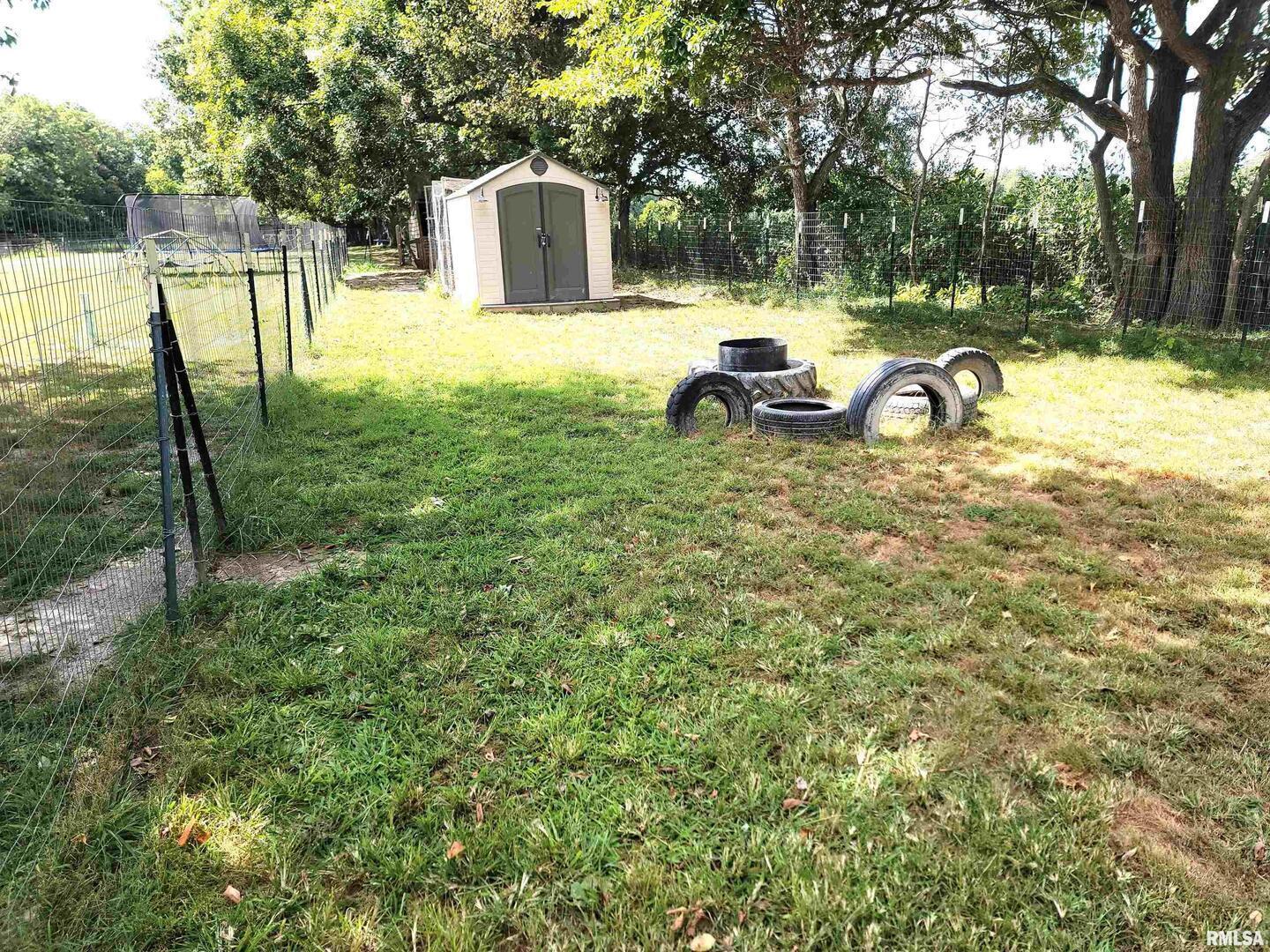 2517 Cherrybark Lane Flora, IL 62839 - Photo 21 of 99 a backyard of a house with table and chairs