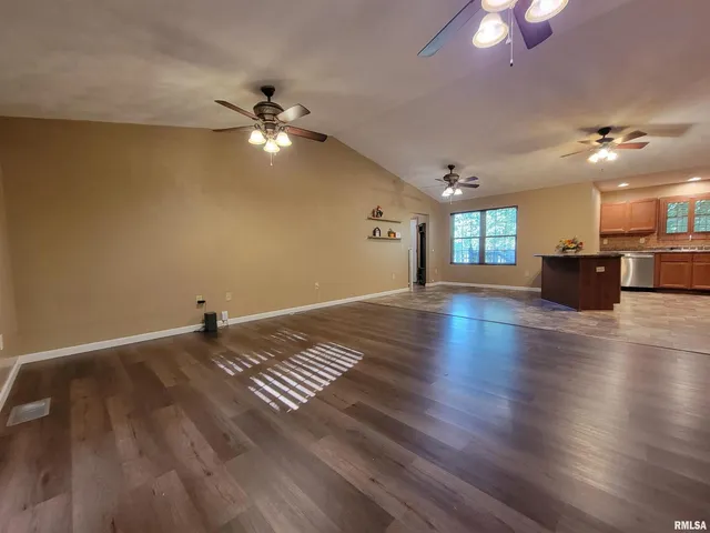 $249,000 | 2517 Cherrybark Lane, Flora, IL 62839