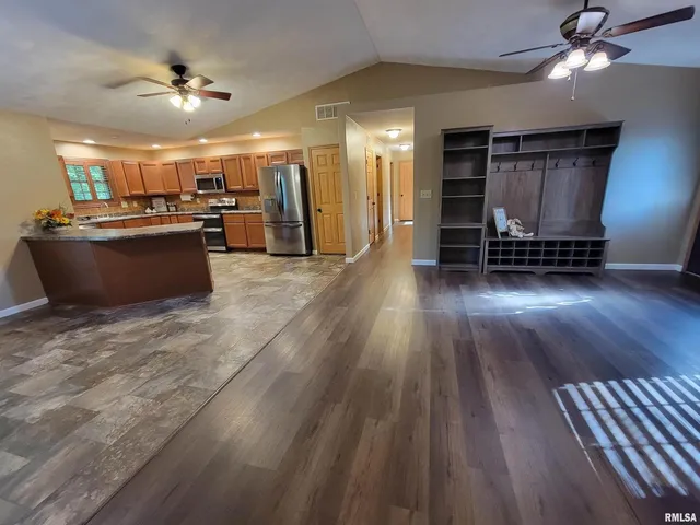 $249,000 | 2517 Cherrybark Lane, Flora, IL 62839