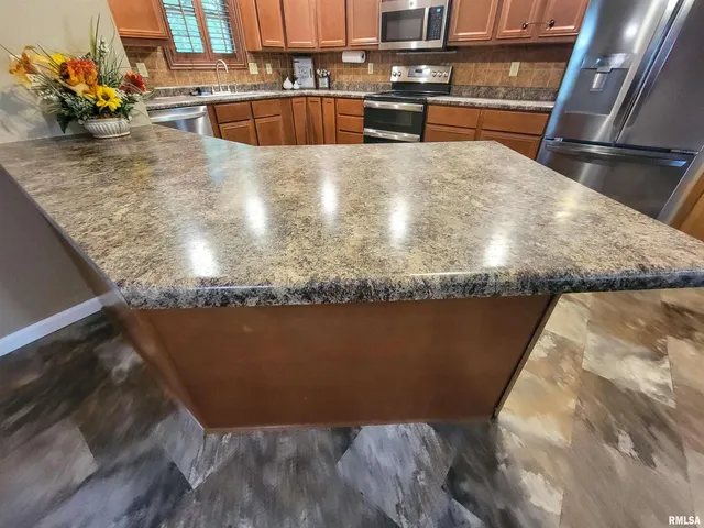 $249,000 | 2517 Cherrybark Lane, Flora, IL 62839