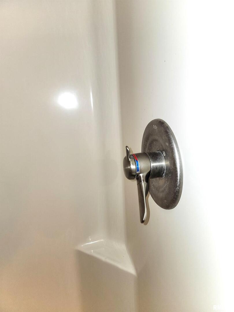 2517 Cherrybark Lane Flora, IL 62839 - Photo 63 of 99 a bathroom with a shower