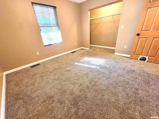 $249,000 | 2517 Cherrybark Lane, Flora, IL 62839