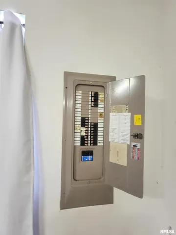 $249,000 | 2517 Cherrybark Lane, Flora, IL 62839