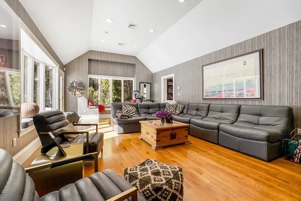 $3,399,000 | 10 Hallwood Road, Brookline, MA 02467