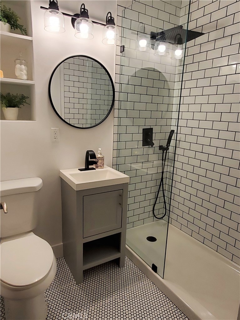 908-910 Victoria Venice, CA 90291 - Photo 8 of 21 908 Victoria Ave- Bathroom