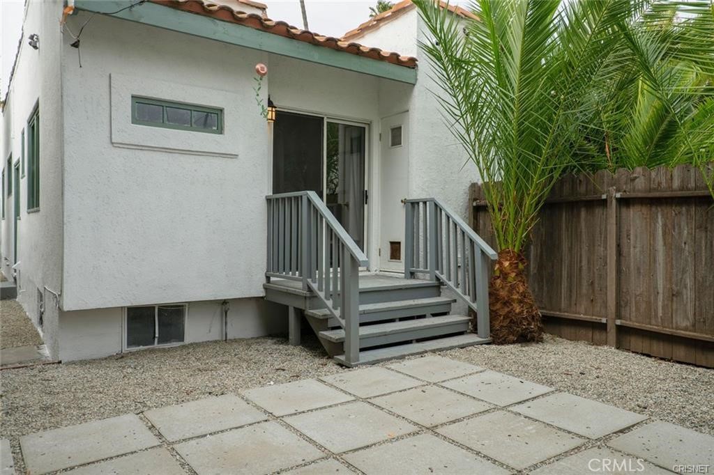 908-910 Victoria Venice, CA 90291 - Photo 10 of 21 908 Victoria Ave- Back Patio