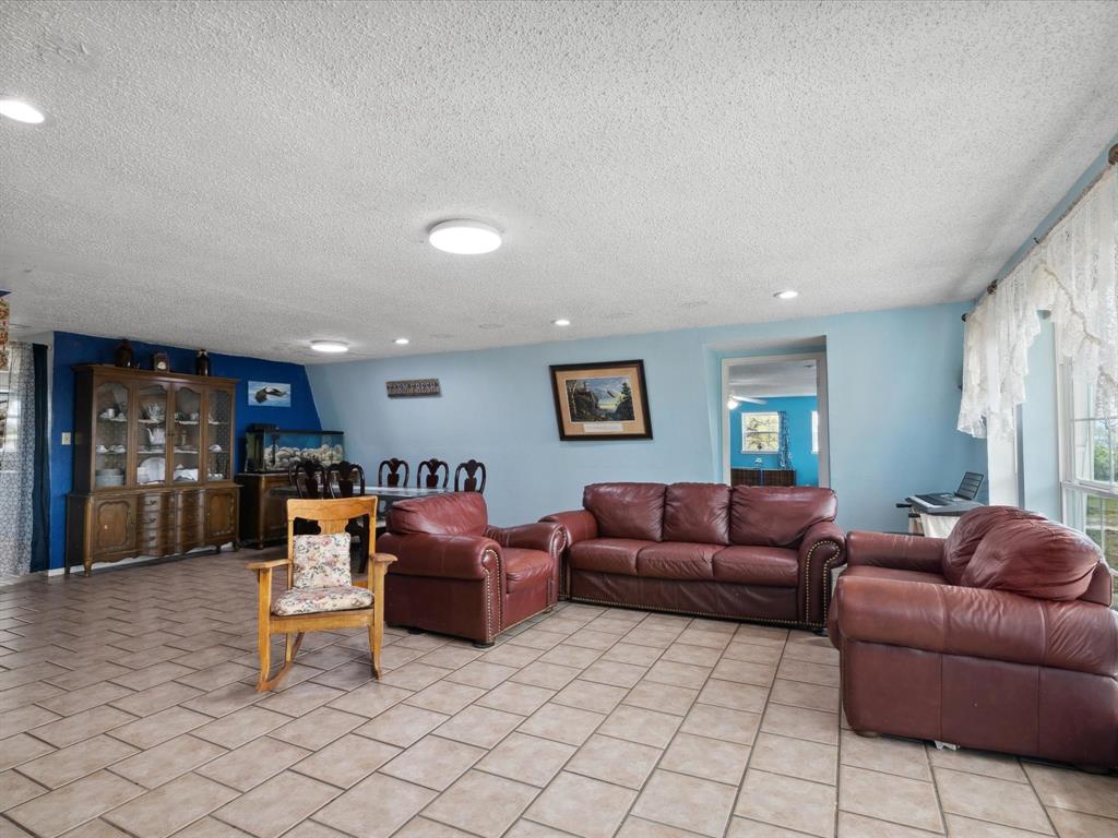 265 County Road 4374 Decatur, TX 76234 - Photo 11 of 32 a living room with furniture