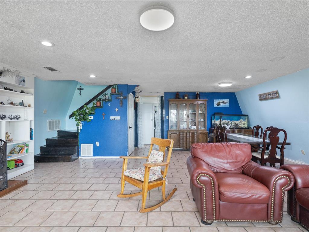 265 County Road 4374 Decatur, TX 76234 - Photo 12 of 32 a living room with furniture