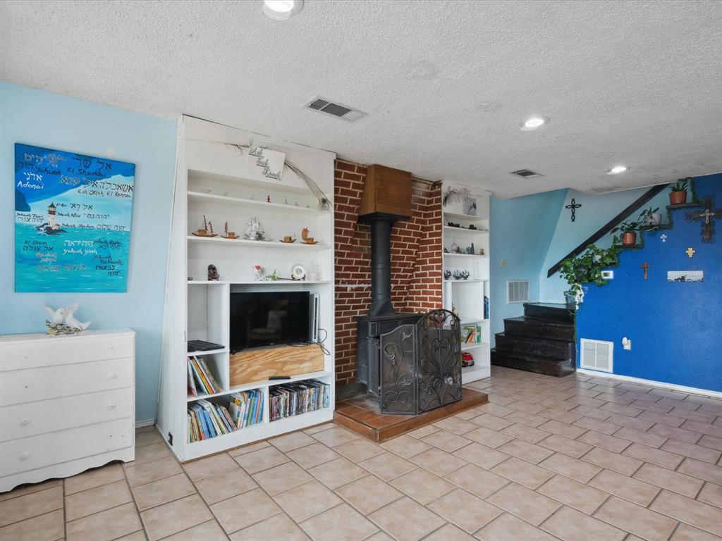 265 County Road 4374 Decatur, TX 76234 - Photo 13 of 32 a living room with furniture