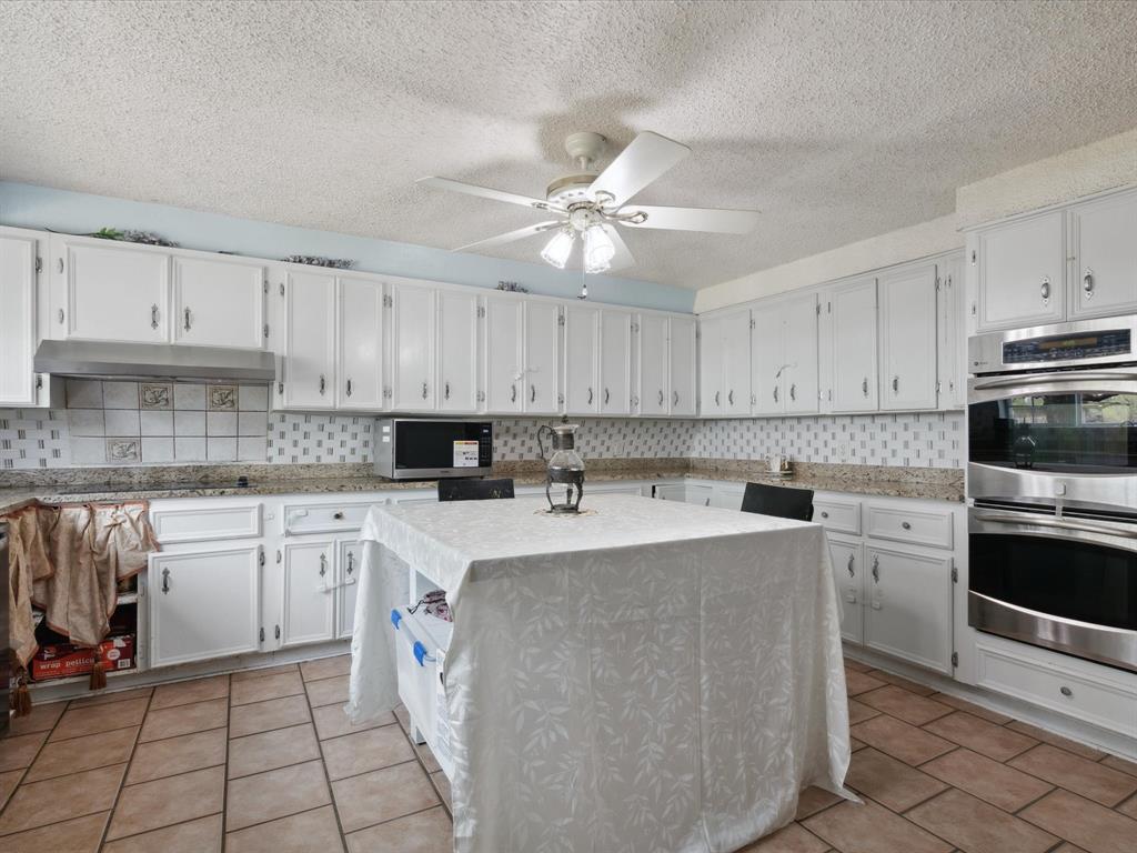 265 County Road 4374 Decatur, TX 76234 - Photo 16 of 32 a kitchen with cabinets appliances and a counter top space
