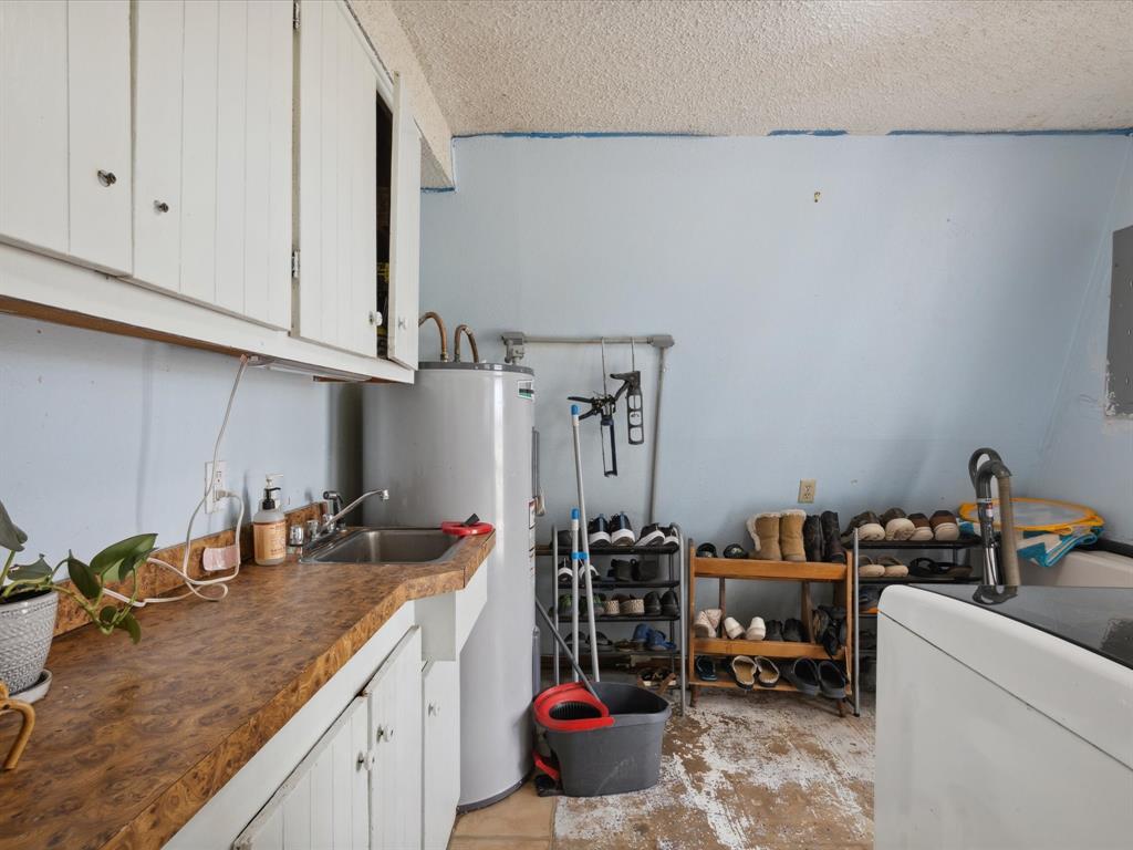 265 County Road 4374 Decatur, TX 76234 - Photo 30 of 32 a kitchen with refrigerator and cabinets
