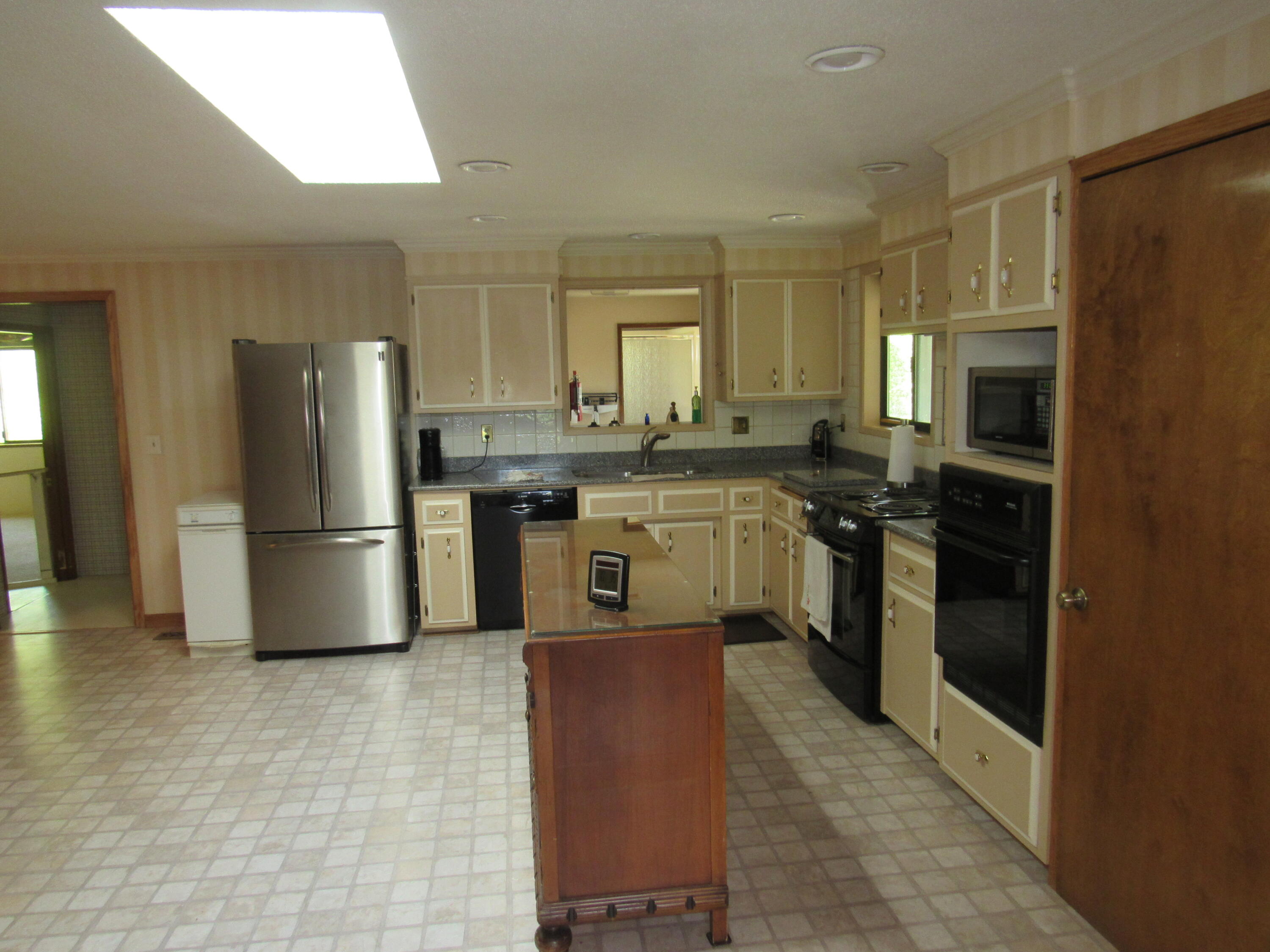 7065 Old Stage Road Central Point, OR 97502 - Photo 6 of 35 kitchen