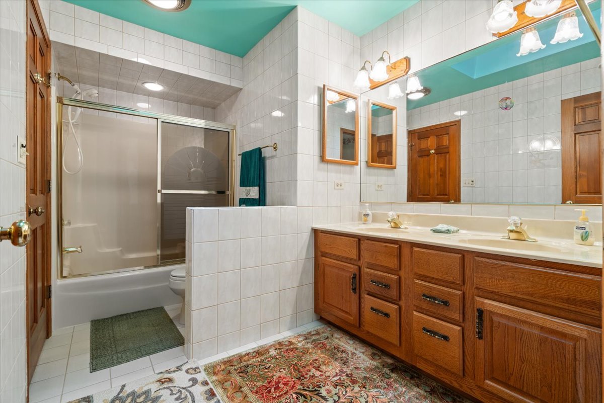 703 Newcastle Lane Prospect Heights, IL 60070 - Photo 31 of 45 a spacious bathroom with a double vanity sink mirror and bathtub