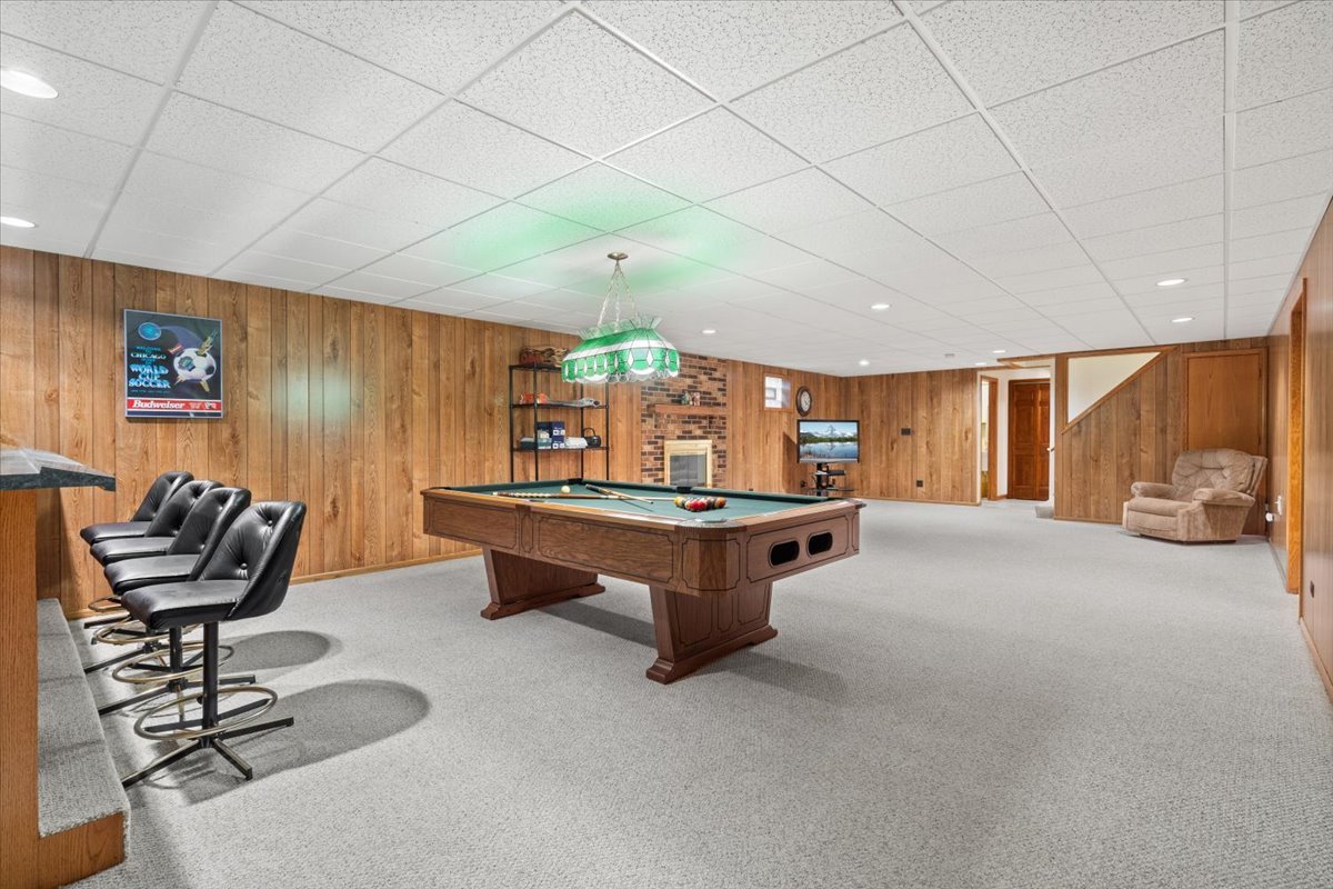 703 Newcastle Lane Prospect Heights, IL 60070 - Photo 34 of 45 a room with furniture and a large window