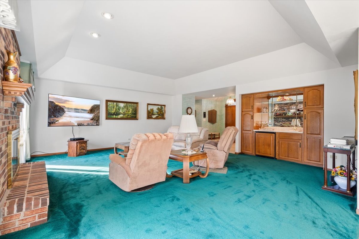 703 Newcastle Lane Prospect Heights, IL 60070 - Photo 10 of 45 a living room with furniture and a table