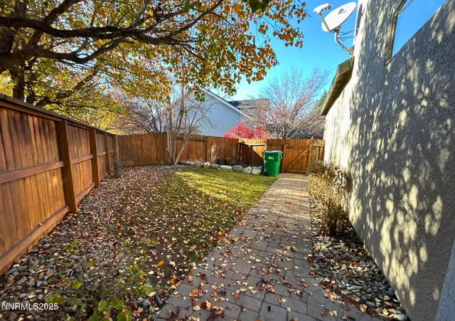 a view of a backyard