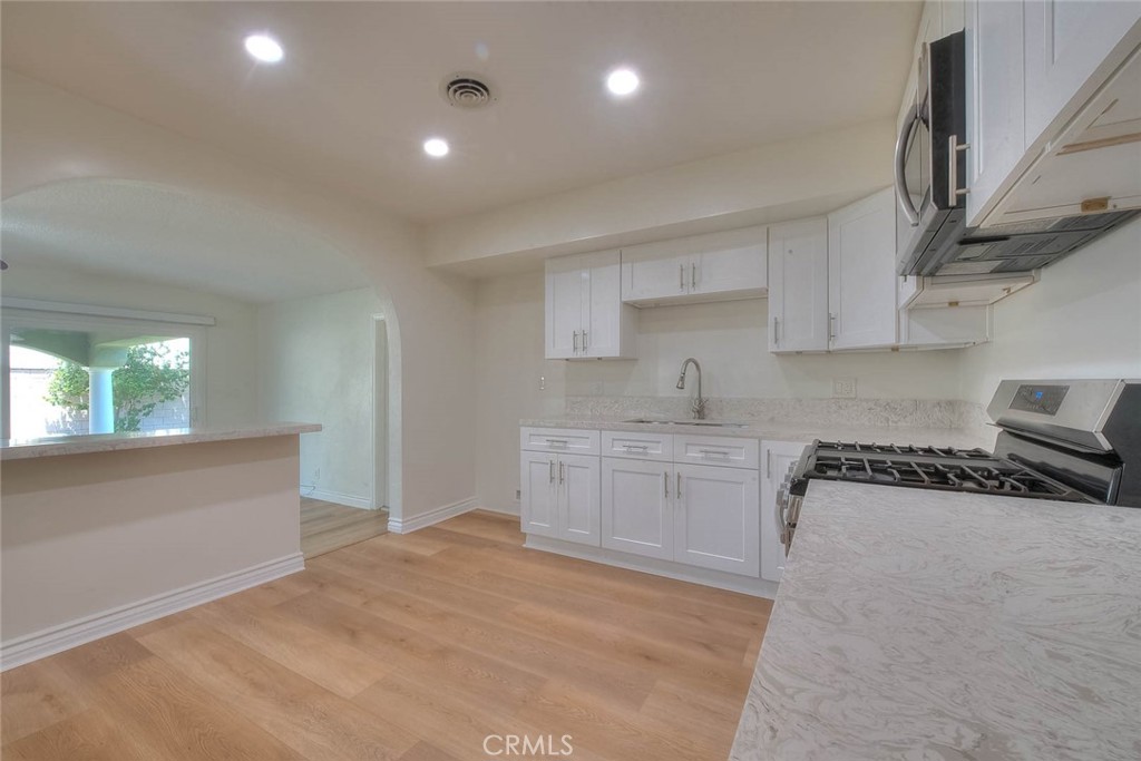 11413 Jane Way Stanton, CA 90680 - Photo 10 of 32 Kitchen