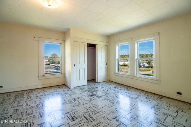 $287,900 | 301 South Chamberlain Avenue, Rockwood, TN 37854