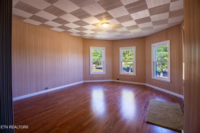 $287,900 | 301 South Chamberlain Avenue, Rockwood, TN 37854