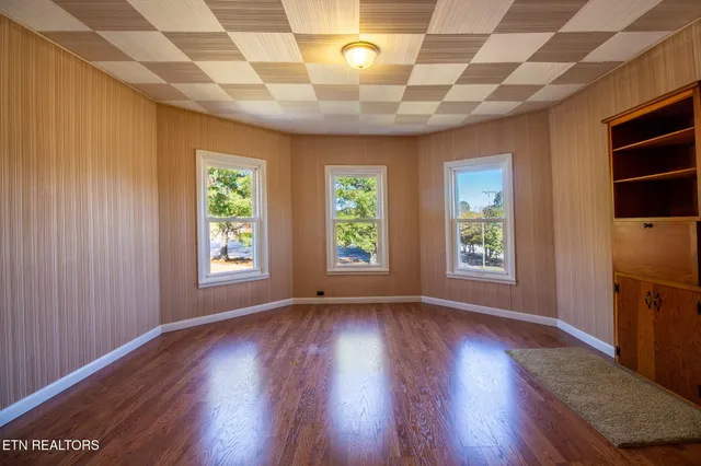 $287,900 | 301 South Chamberlain Avenue, Rockwood, TN 37854