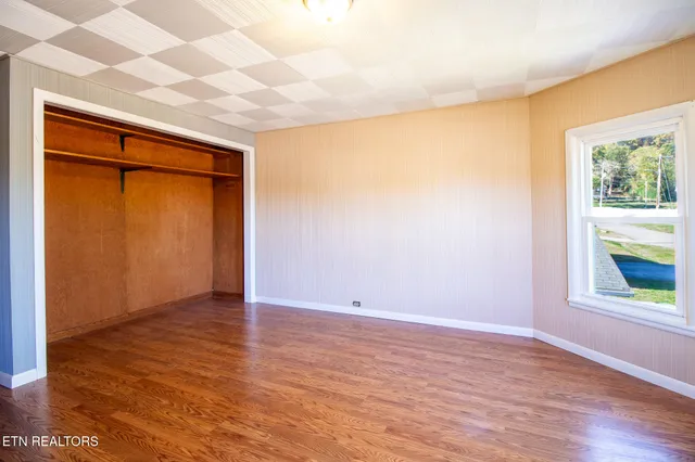 $287,900 | 301 South Chamberlain Avenue, Rockwood, TN 37854