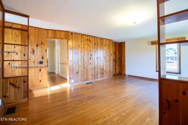 $287,900 | 301 South Chamberlain Avenue, Rockwood, TN 37854