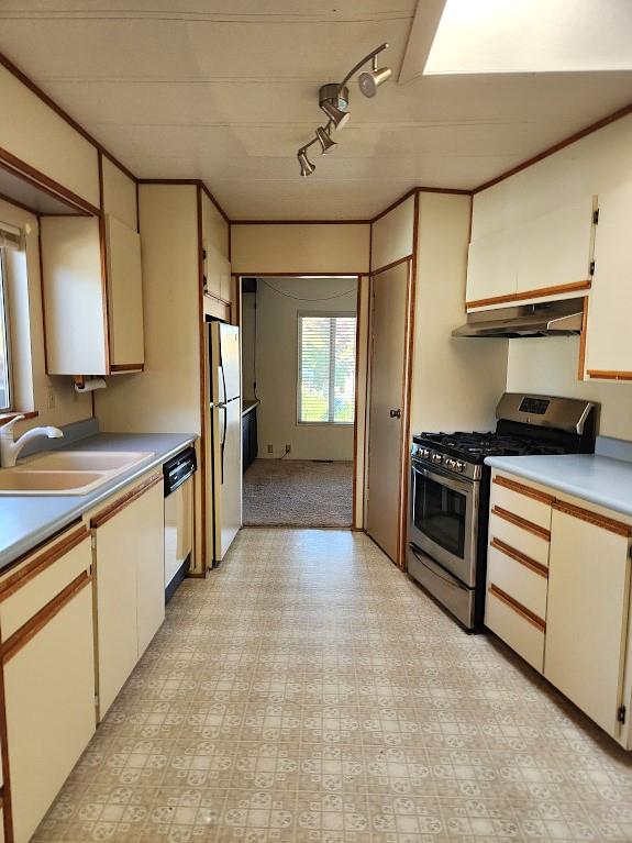 10113 Shamrock Lode Grass Valley, CA 95949 - Photo 16 of 34 a large kitchen with a stove and a refrigerator