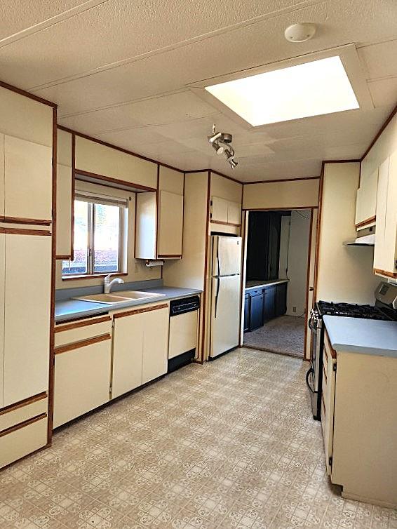 10113 Shamrock Lode Grass Valley, CA 95949 - Photo 2 of 34 a large kitchen with a refrigerator and a stove