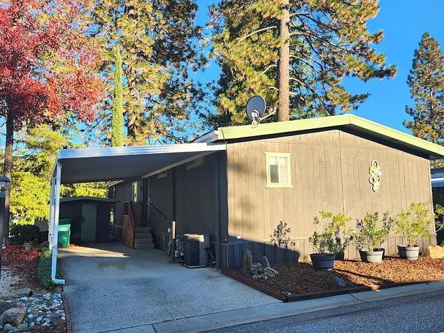 a view of a back yard of the house and an outdoor space