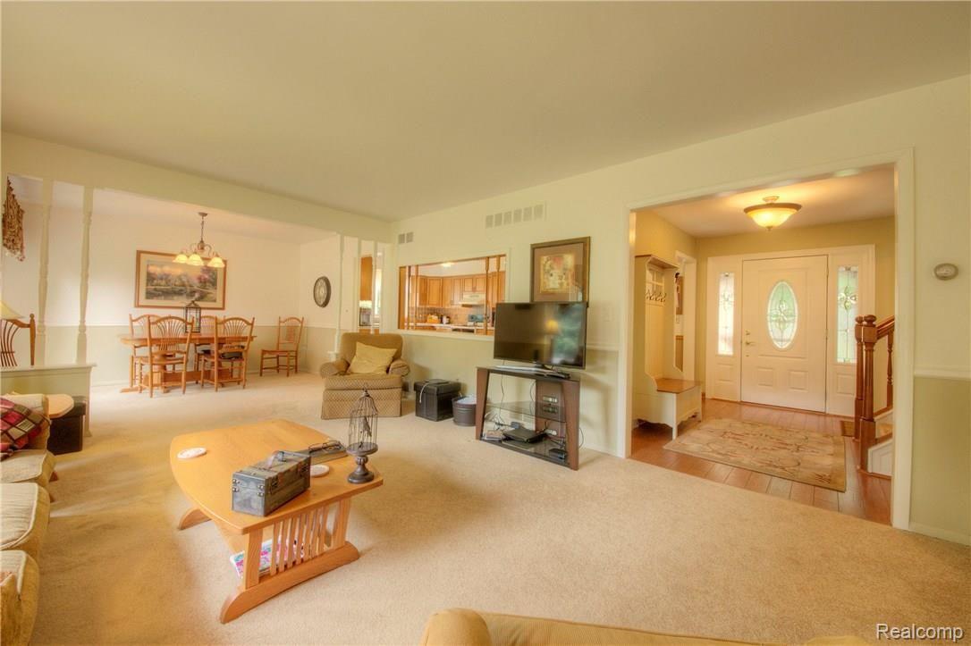 46532 Maidstone Road Canton, MI 48187 - Photo 11 of 32 930A6750_1_2.jpg