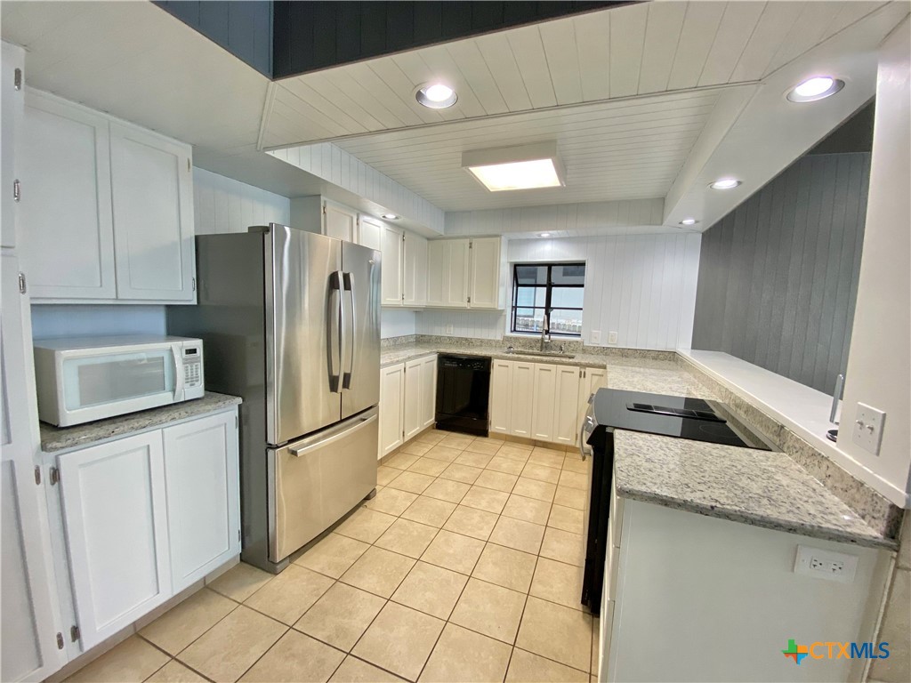 906 Lakeview Trail McQueeney, TX 78123 - Photo 5 of 13 a kitchen with stainless steel appliances granite countertop a refrigerator a sink and a stove