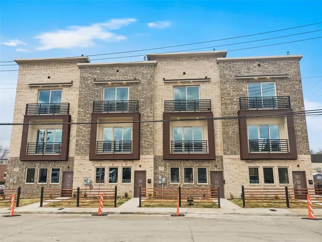 $1,800 | 324 Feliks Gwozdz Place, Unit 200, Fort Worth, TX 76104