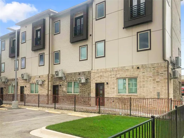 $1,800 | 324 Feliks Gwozdz Place, Unit 200, Fort Worth, TX 76104
