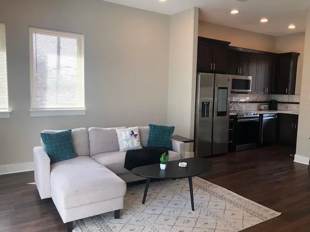 $1,800 | 324 Feliks Gwozdz Place, Unit 200, Fort Worth, TX 76104