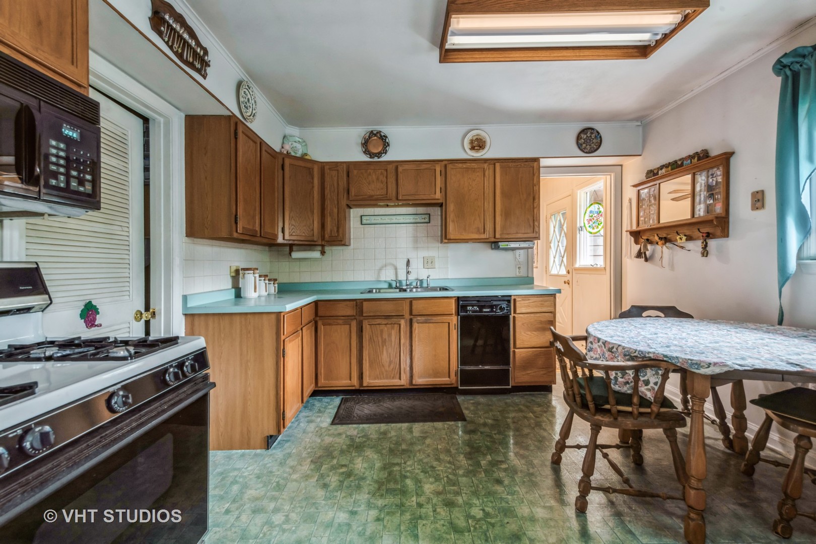 16 Aldine Road Lake Zurich, IL 60047 - Photo 7 of 24 a kitchen with granite countertop a sink stove and cabinets
