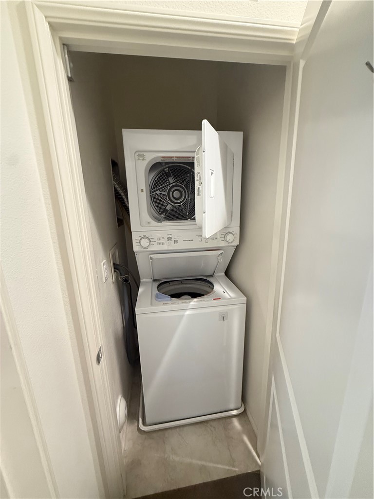 7400 Solstice Place Rancho Cucamonga, CA 91739 - Photo 11 of 22 a utility room with dryer and washer