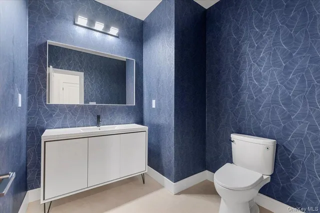 a very nice looking room with a ceiling fan