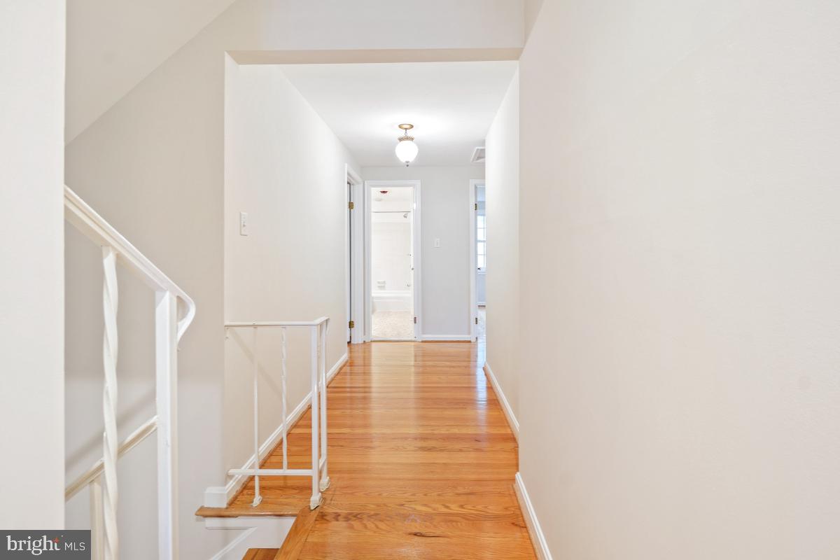 10620 Seneca Ridge Drive Gaithersburg, MD 20886 - Photo 29 of 53 Upper Level Hallway