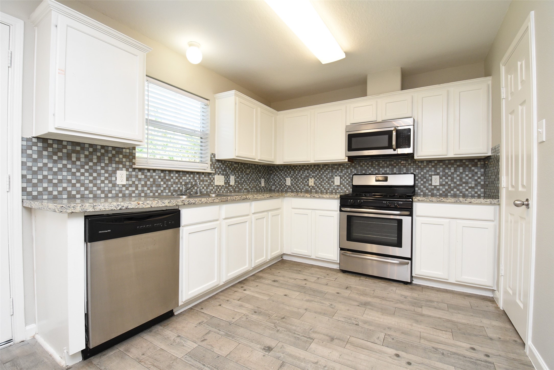 21603 Falvel Lake Drive Spring, TX 77388 - Photo 7 of 45